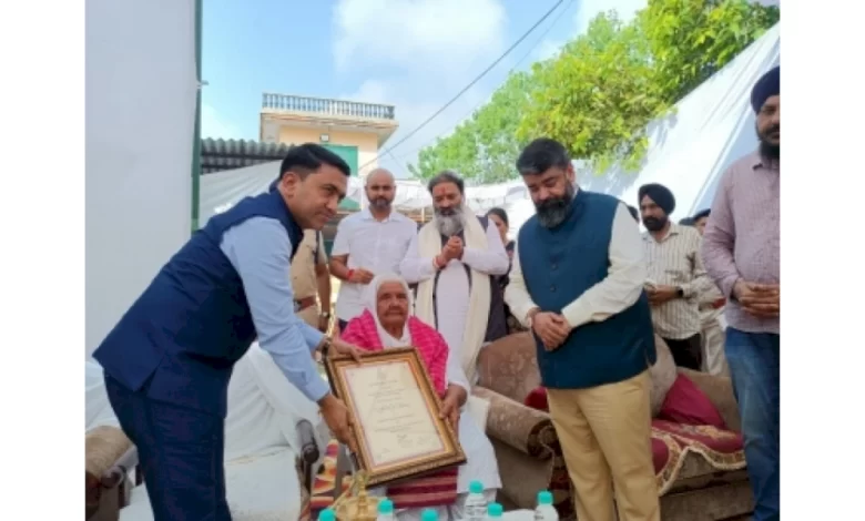 goa-cm-honours-wife-of-martyr-sardar-karnail-singh-in-haryana-63343bf72ea5e-1664367607-780x470