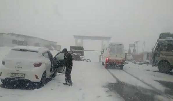 Snow in Kashmir, road to Ladakh closed