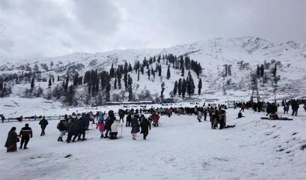 Snow, rain dip mercury in Kashmir
