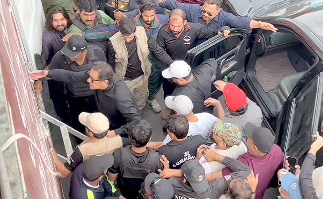 Imran Khan shot in rally, public against Pakistani army