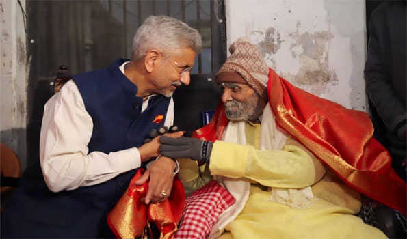 Jaishankar meets family of Tamil Litterateur Subramaniam Bharati