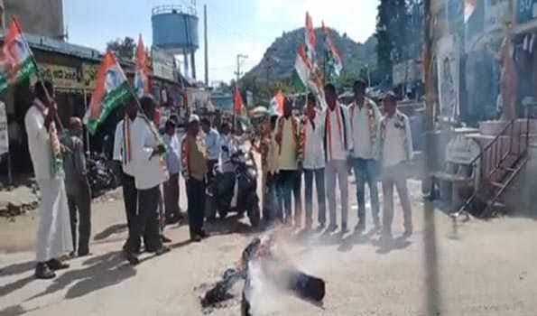Telangana Cong stages protest over police raid