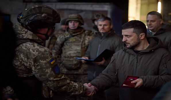 Ukrainian prez visits frontline city of Bakhmut