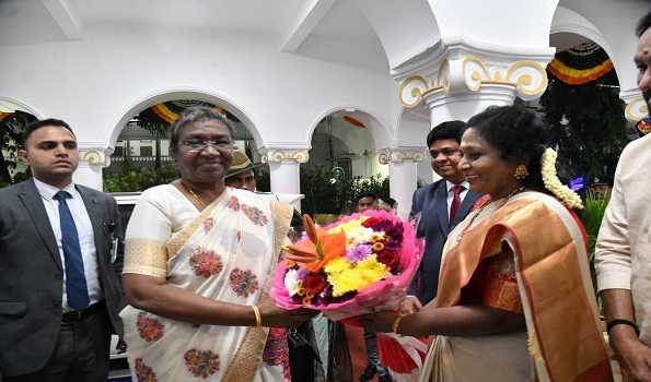 President participates in dinner hosted by Telangana Guv