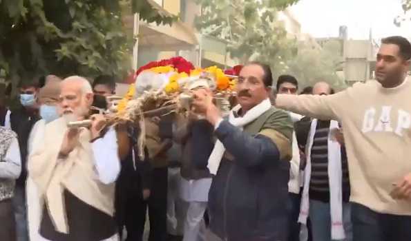 PM performs last rites of mother Heeraben
