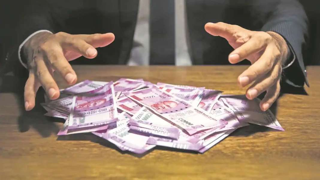 Teacher loses 21.53 lakh rupees to earn 2 crores, 4 arrested