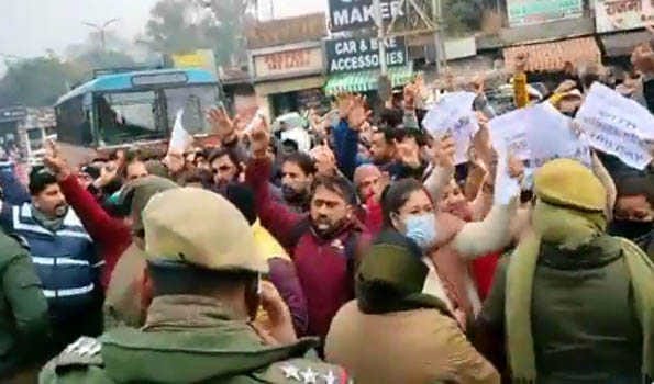 Police resorts to lathi-charge to disperse protesting ReK teachers in Jammu