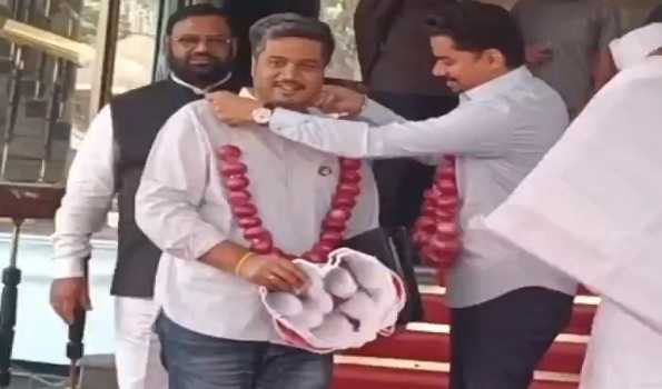NCP legislators held protest by wearing onion and cotton garlands around their necks
