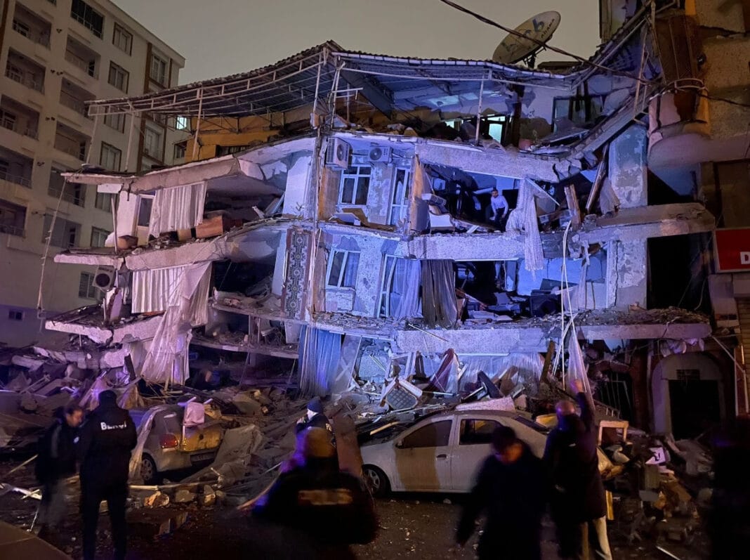 Builders being caught in Turkey, only 10% buildings meet standards, say experts
