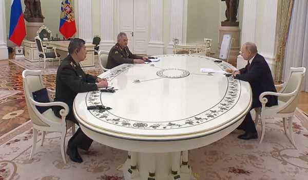 Putin meets Chinese defense minister