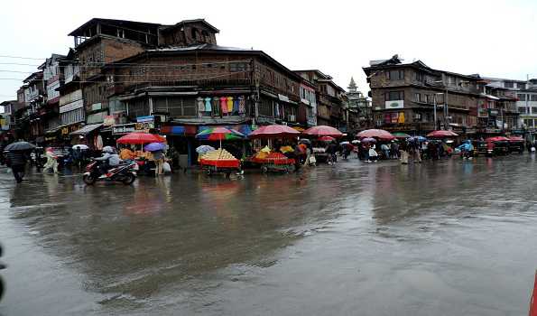 Widespread rains lash J&K, Gulmarg receives fresh snowfall