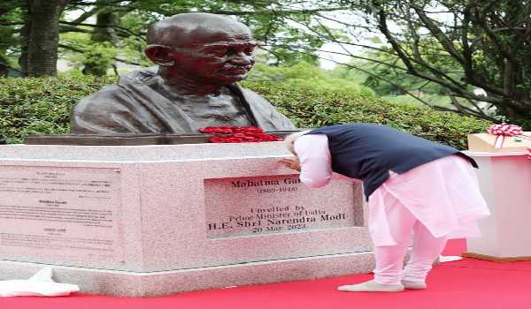 PM Modi unveils bronze bust of Mahatma Gandhi in Hiroshima