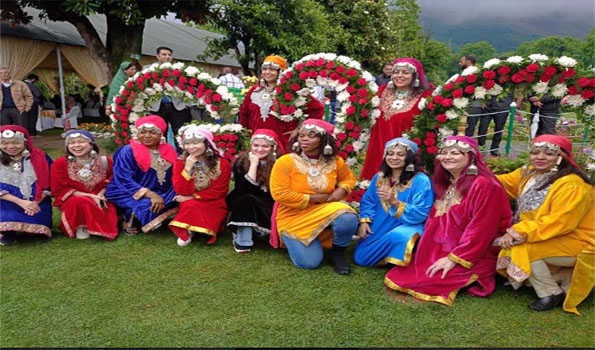 G20 delegates visit Mughal garden Nishat, dressed in Kashmiri