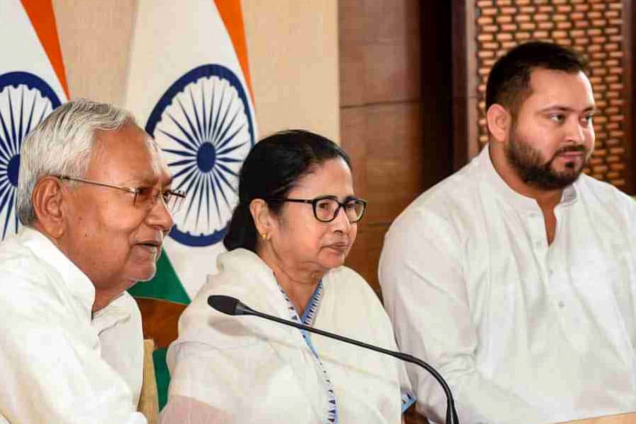 Patna Opposition Meet: Nitish Kumar meets Mamata Banerjee, Kejriwal arrives