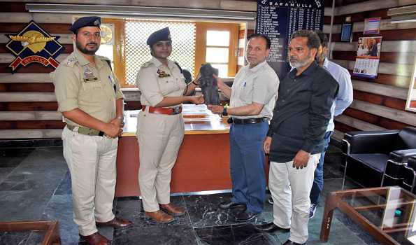 Police handed over sculpture of Goddess Lakshmi to Archaeology Department in Baramulla