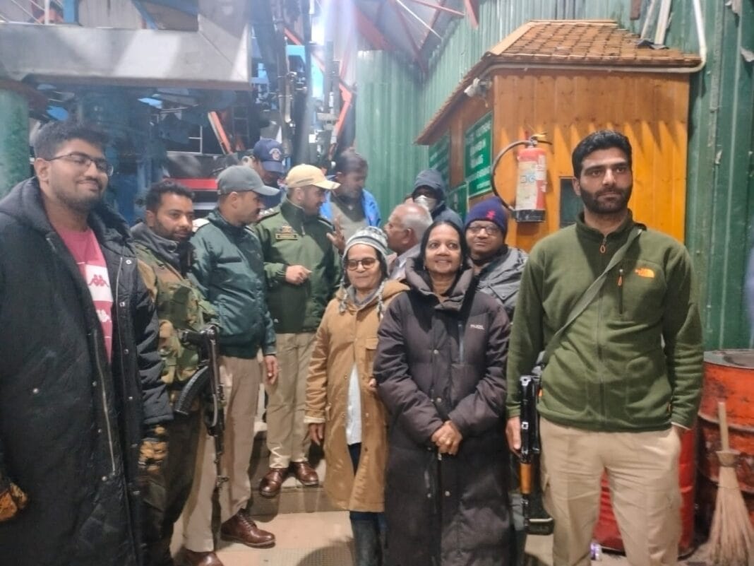 Baramulla Police rescues nearly 250 tourists from Gondola Phase II Affarwat Gulmarg, Baramulla