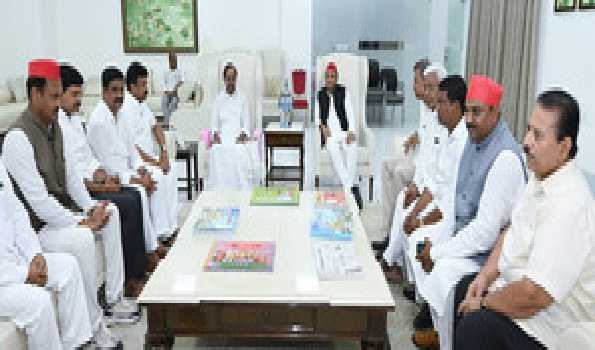Akhilesh Yadav urges opposition to unite and oust BJP