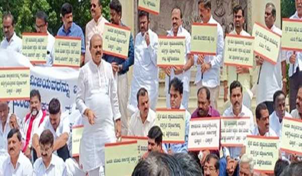 BJP holds massive protest outside K’taka assembly over Jain muni murder case