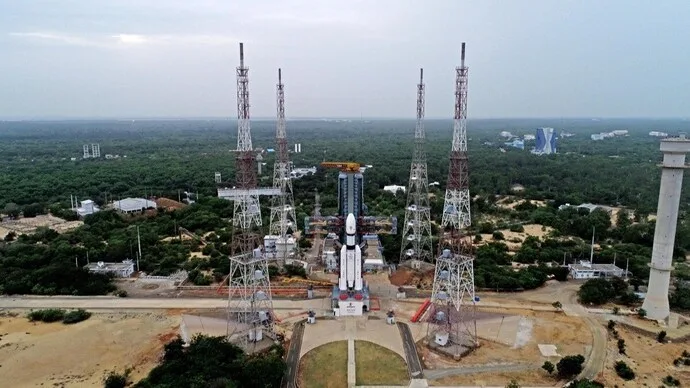 Illustration of Chandrayaan-3 preparing for lunar landing