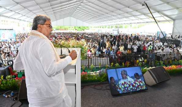 Siddaramaiah challenges Modi to implement free guarantee schemes across India