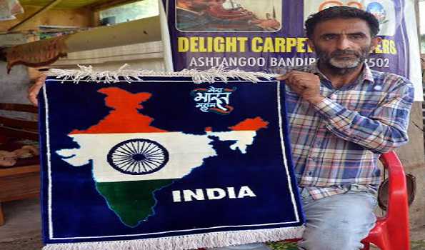 Kashmiri artisan weaves Indian map with tricolour inscribed on Independence Day