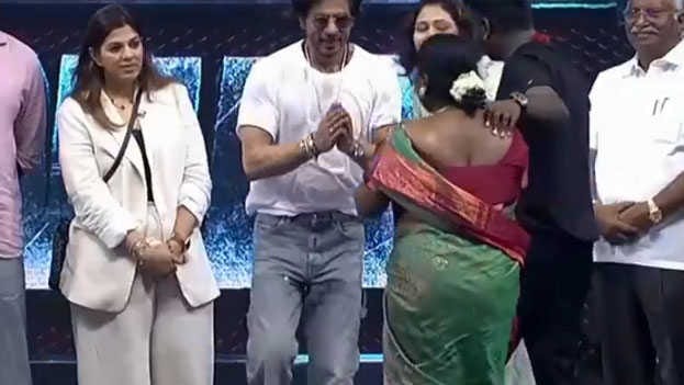 Chennai: Shah Rukh Khan impresses audience with his sweet gesture