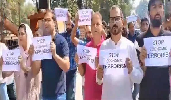 PDP protests in Srinagar against reducing additional duty on apples from US