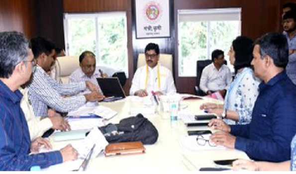 Maha Agriculture minister reviews IT initiatives