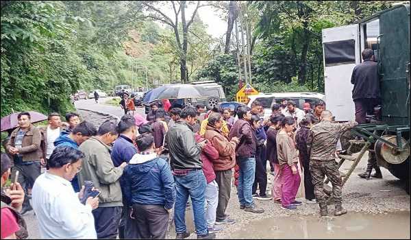 Disaster in Sikkim: Indian Army provides logistical aid to 1700 stranded tourists