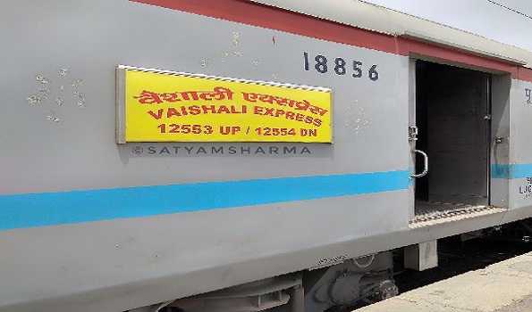 UP: 19 injured as sleeper coach of Vaishali Express catches fire