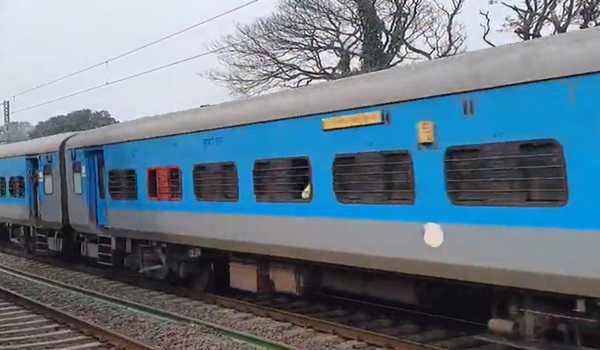 Bhubaneswar Howrah Jan Shatabdi detains at Cuttack due to brake binding of wheel