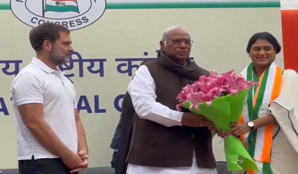 YS Sharmila merges YSR Telangana party with Cong