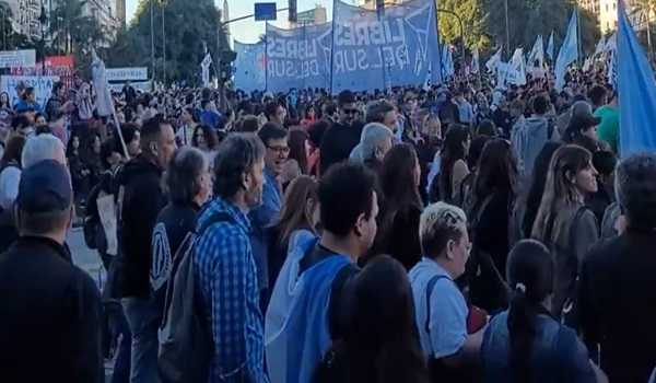 Tens of thousands of people in Buenos Aires protest against gov’t policies in education