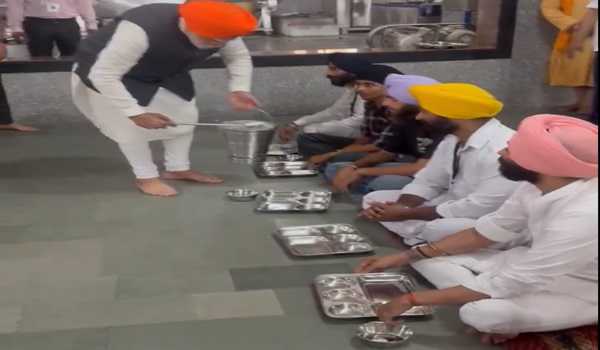 PM visits Patna Sahib, cooks langar, seeks Guru’s blessings