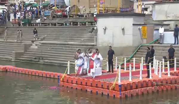 PM Modi performs Ganga Aarti before filing nomination