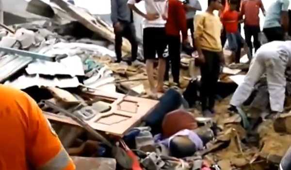 Israeli airstrikes kill 40 in central Gaza refugee camp
