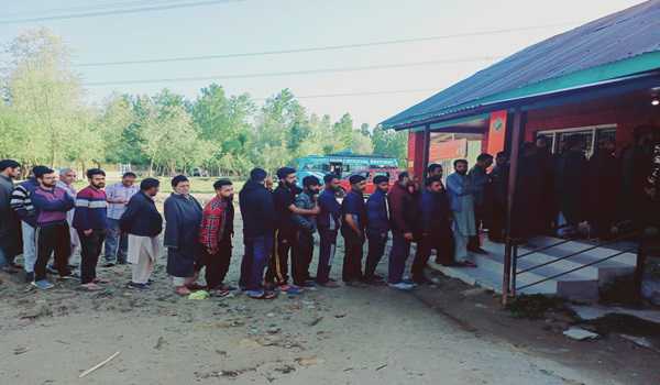 Voters queue up as polling gets underway in J&K’s Baramulla LS seat