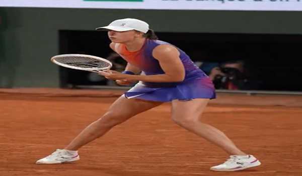 Swiatek overcomes Osaka to reach French Open third round