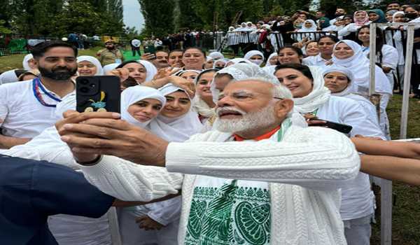PM takes selfies with students in Srinagar