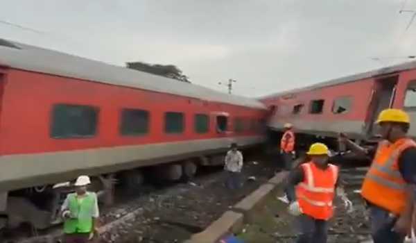 18 coaches of Howrah-Mumbai Mail derailed in Jharkhand, seven injured