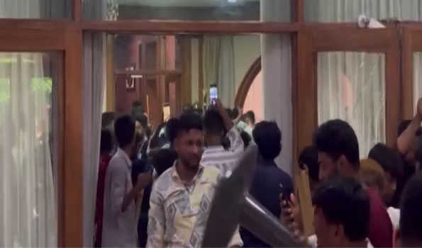 Bangladesh rioters vandalize govt buildings, politicians’ residences- Reports