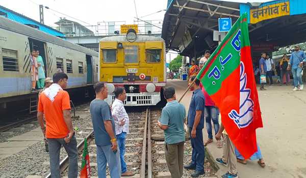 Mixed response to Bengal bandh; BJP workers block roads, tracks