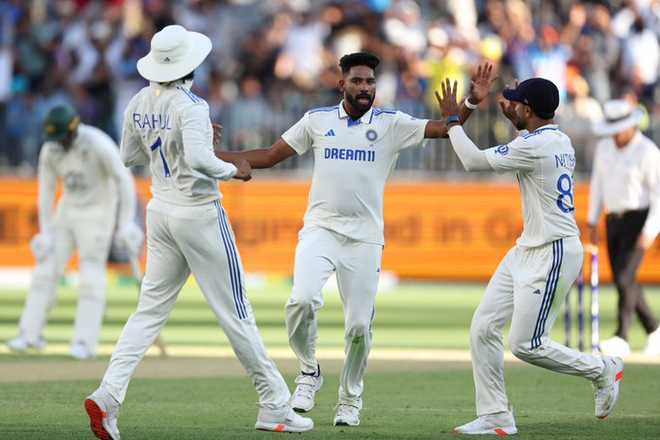 India tighten noose, Australia 104/5 at lunch