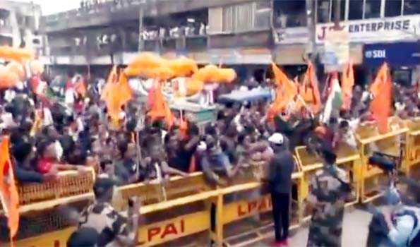 Bengal: Suvendu Adhikari, monks, and Sanatani outfits block goods vehicles to Bangladesh