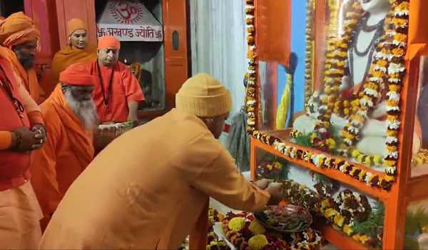 Yogi offers khichdi to Baba Gorakhnath, prays for people welfare