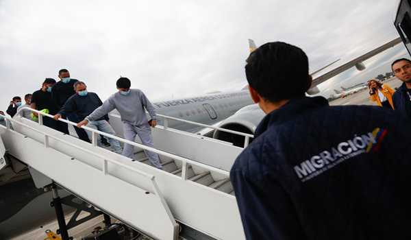 First deportees land in Colombia from U.S.