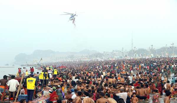 UP govt shower flowers on devotees on Maha Shivratri at Sangam