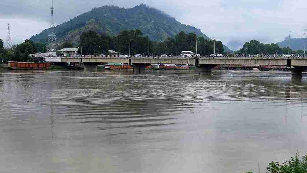 Flood threat in Kashmir eases, Jhelum water level highest in 10 yrs