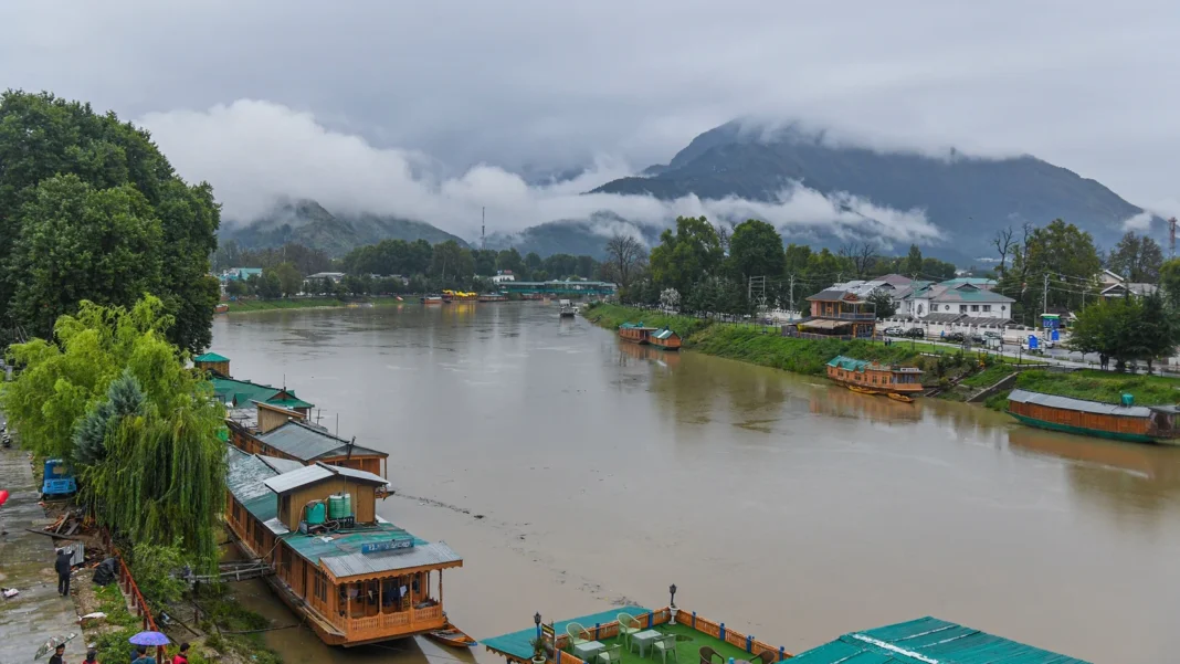 Breach in Jhelum embankment sparks flood fears, evacuation advisory issued in seven localities on Srinagar outskirts
