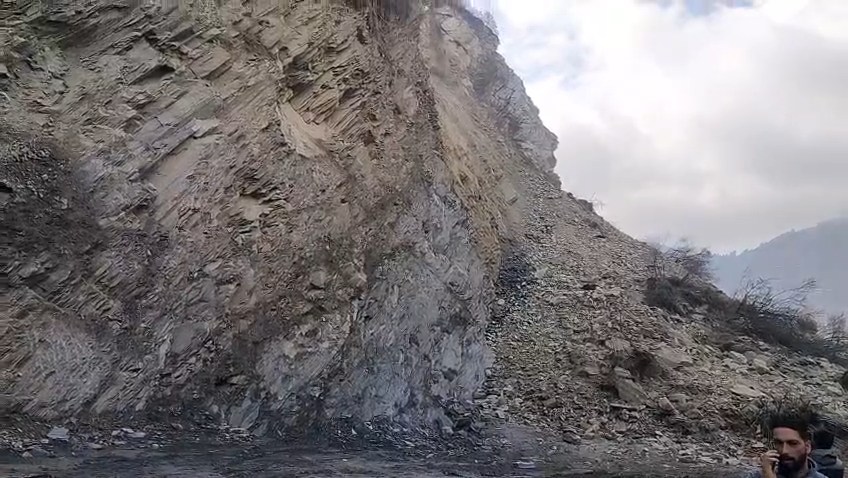 Heavy Landslide Halts Traffic for Hours on Baramulla–Uri Highway in North Kashmir